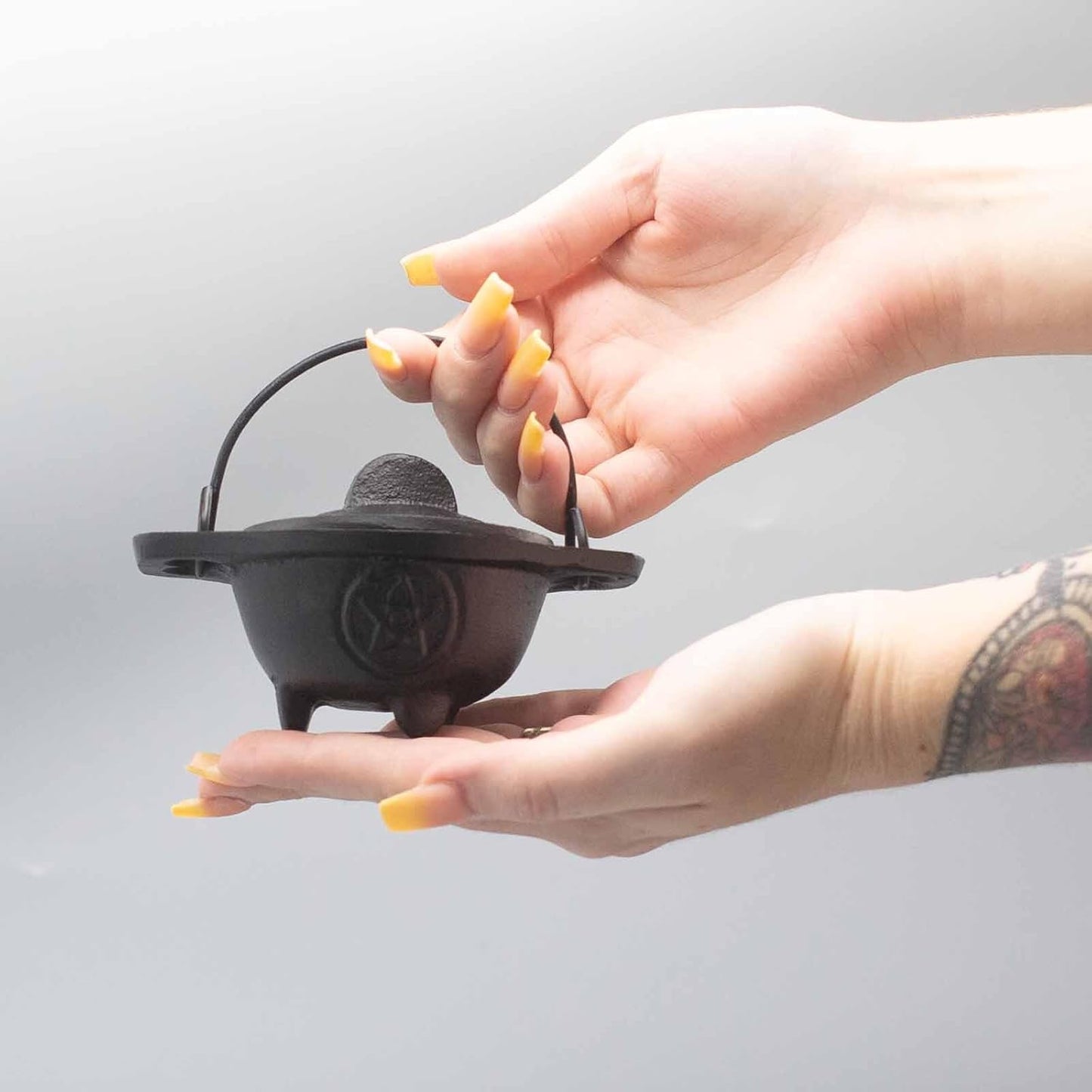 Cast Iron Cauldron, Perfect for Witchcraft, Energy Spells, Halloween Altar, Pagan, and Wiccan Rituals Pentagram 5x9cm