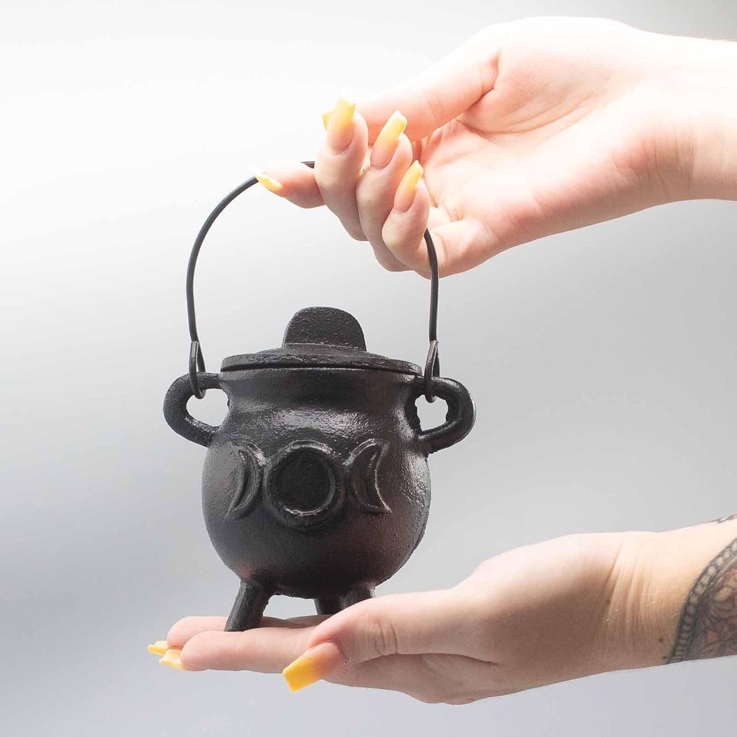 Cast Iron Cauldron, Perfect for Witchcraft, Energy Spells, Halloween Altar, Pagan, and Wiccan Rituals (Triple Moon, 6.5x13cm)